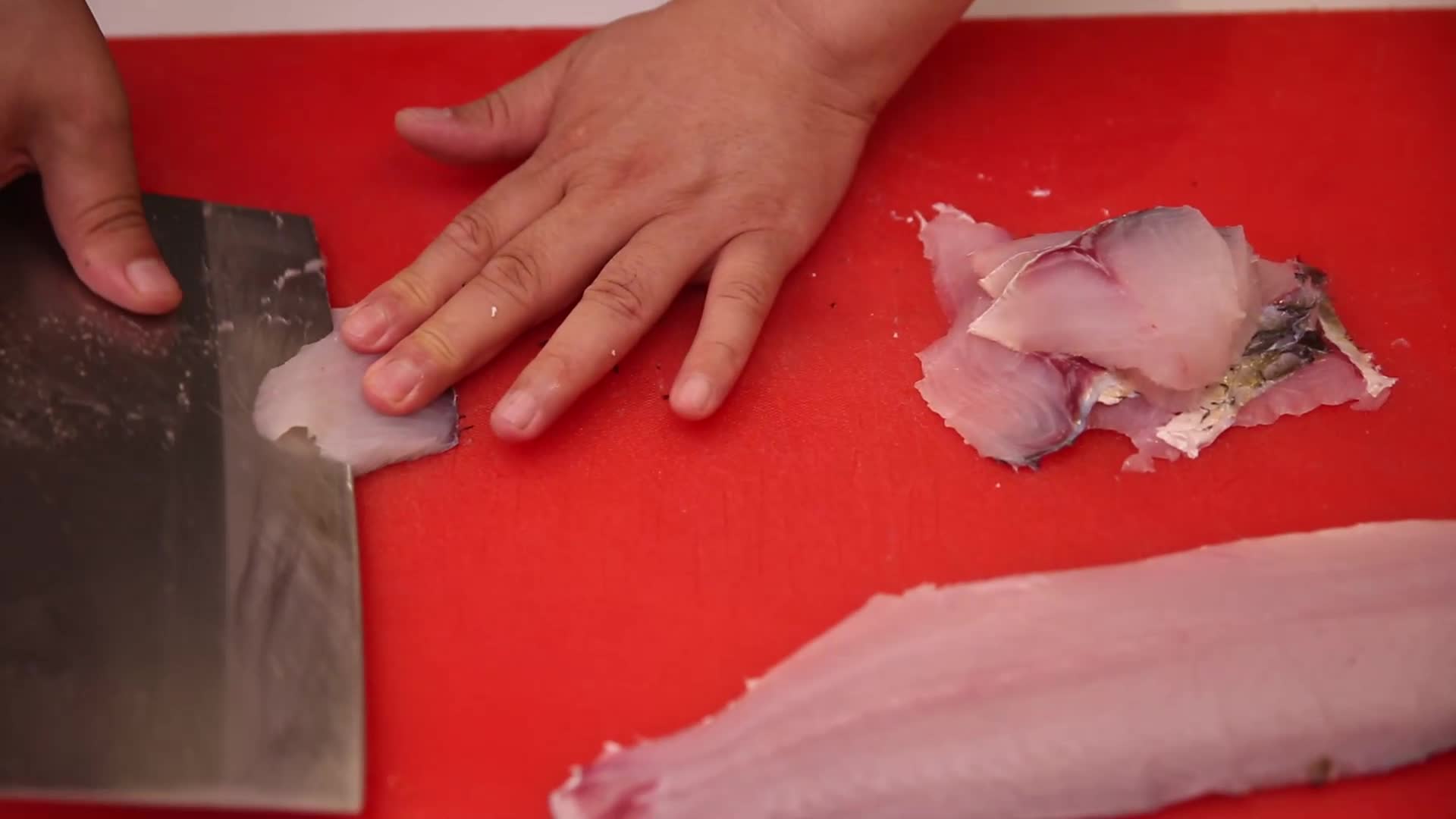 日料厨师切生鱼片视频的预览图