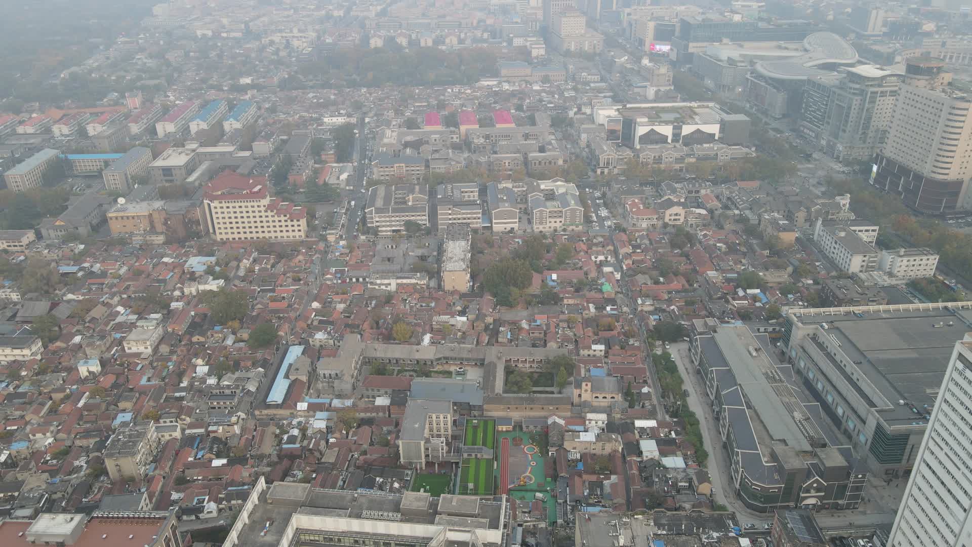 航拍山东济南古城历史街区视频的预览图