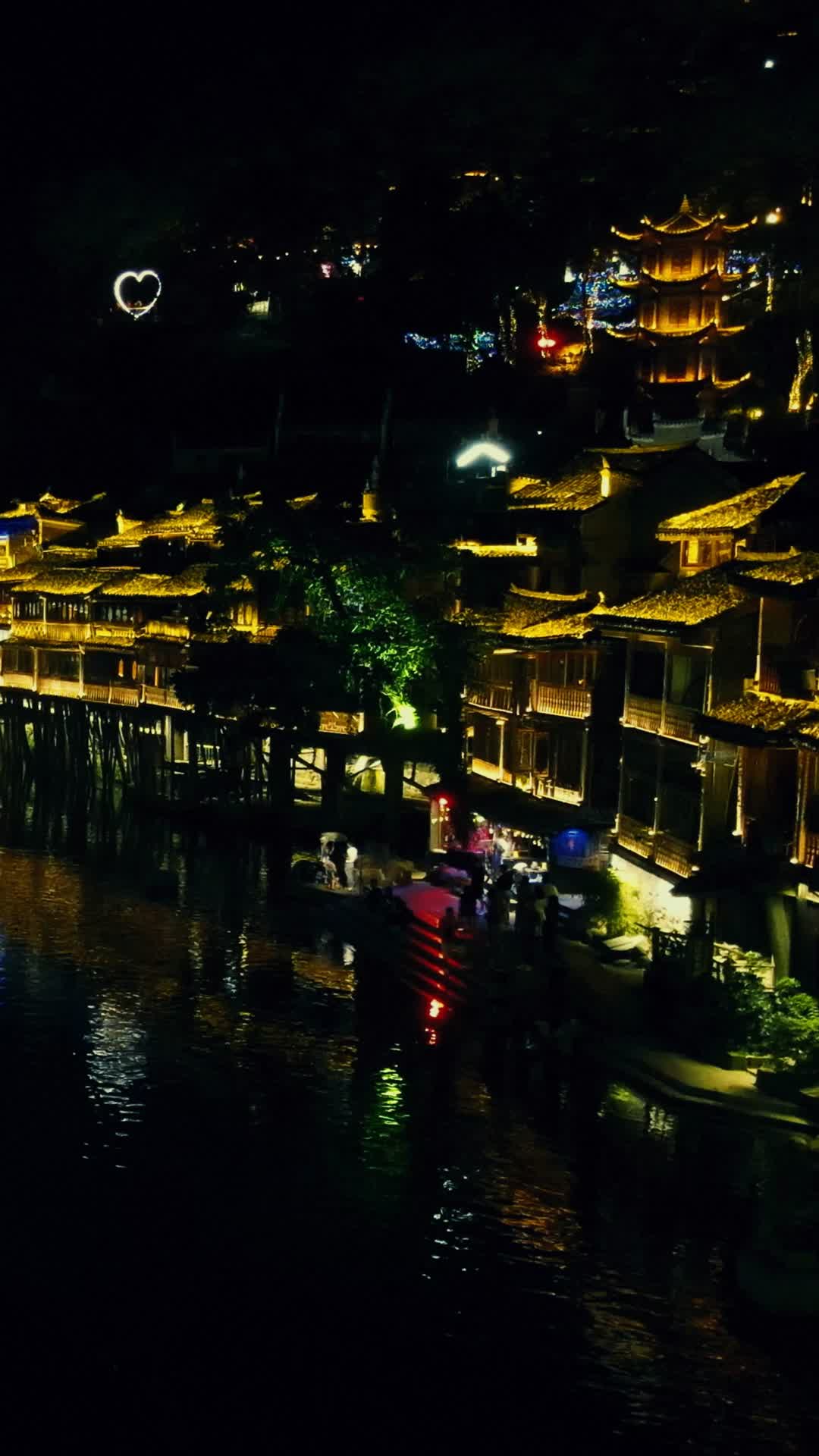 湖南湘西凤凰古城夜景灯光竖屏航拍视频的预览图