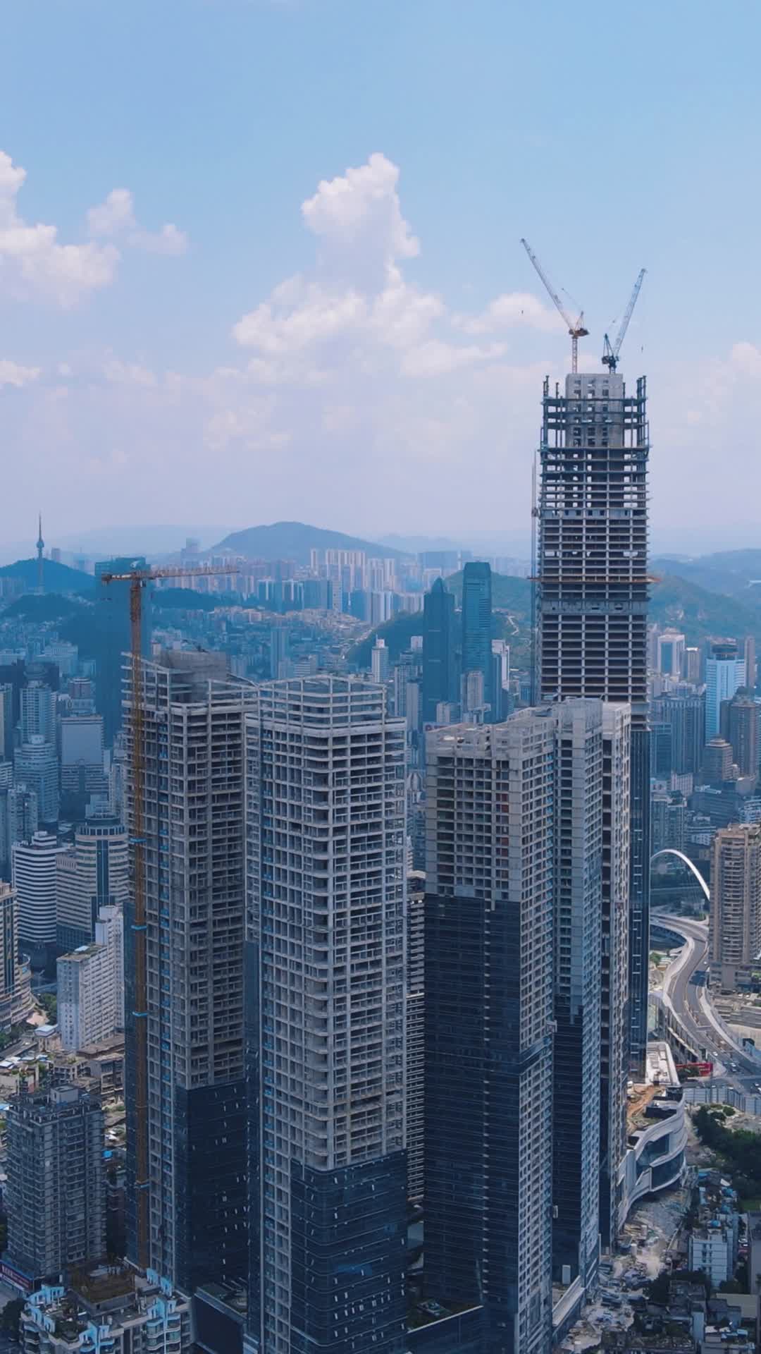 航拍城市在建高楼吊塔竖屏视频的预览图