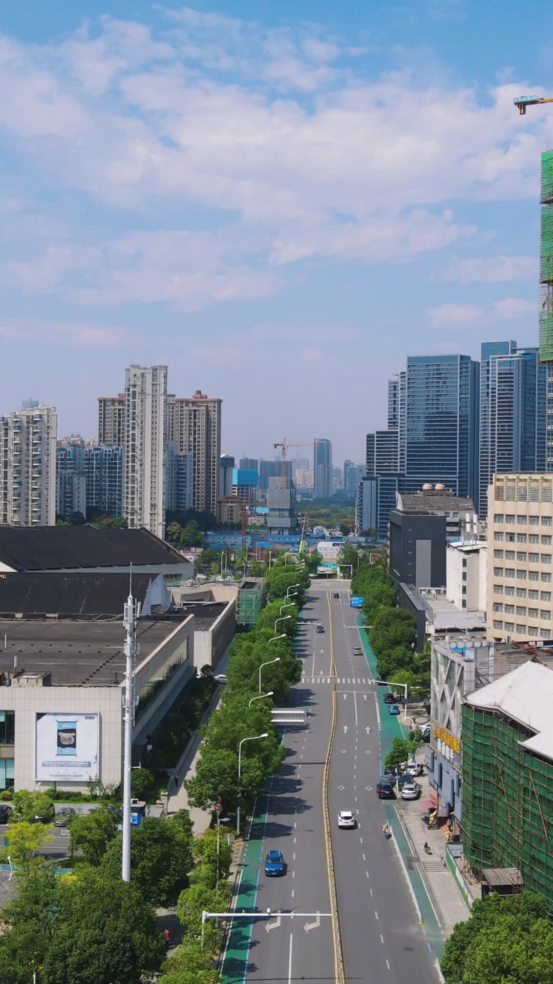 武汉城市高楼交通竖屏航拍视频的预览图