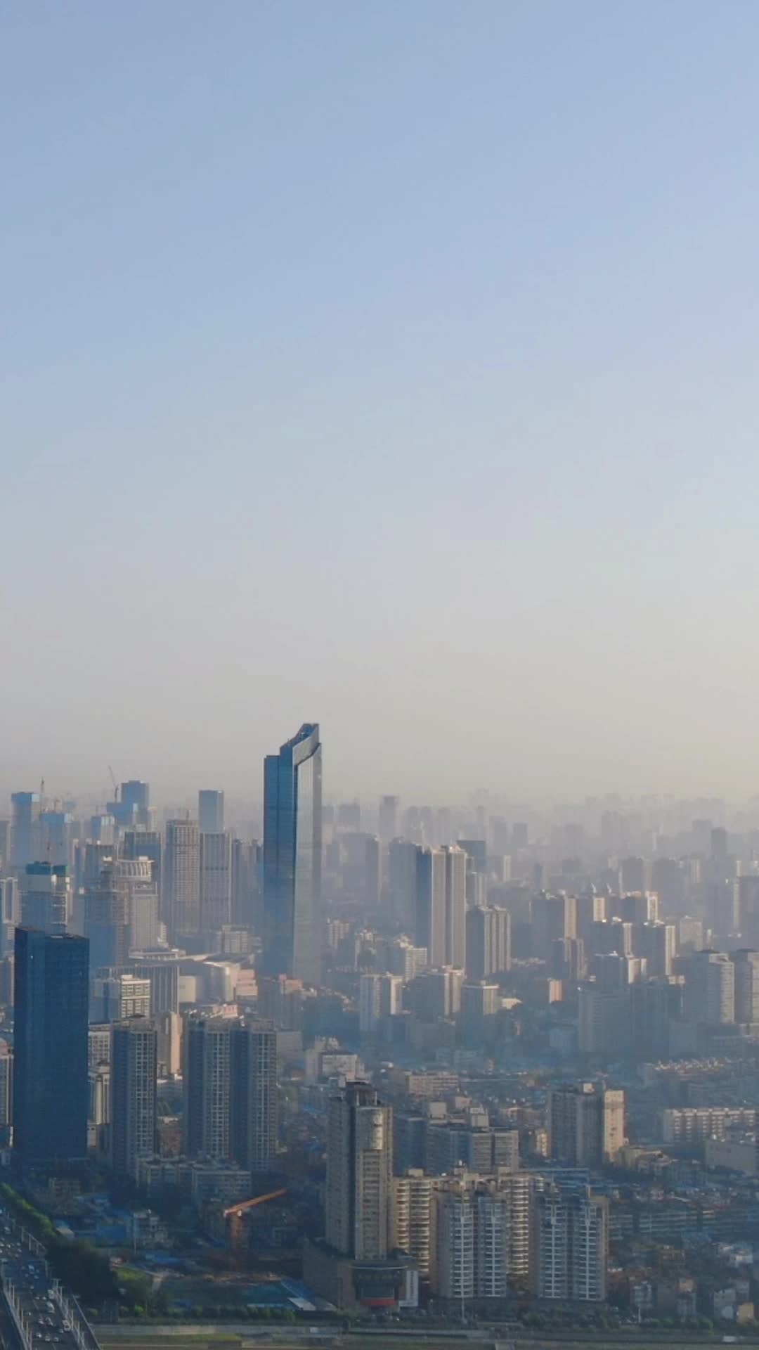 武汉城市清晨迷雾竖屏航拍视频的预览图