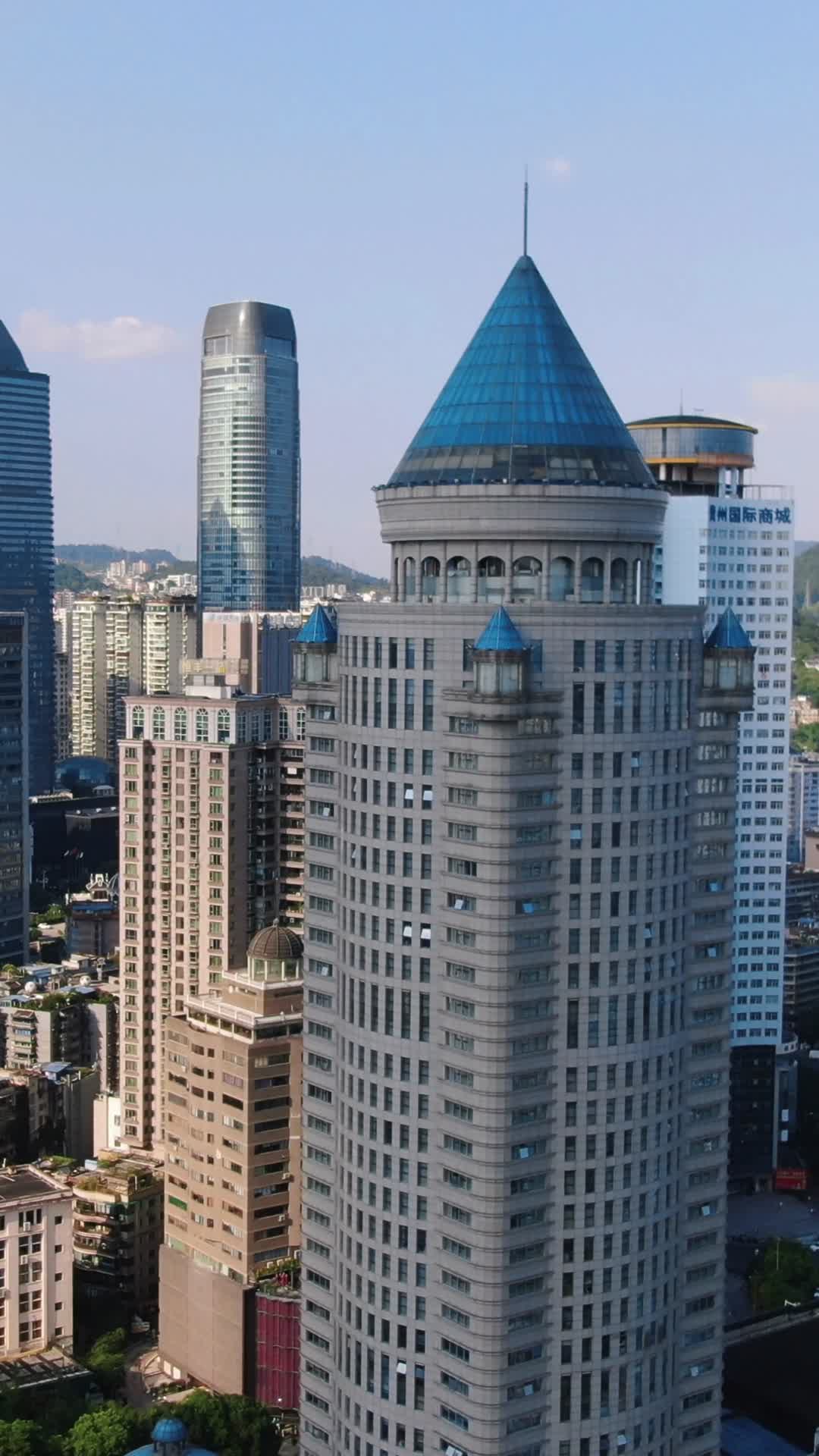 贵州贵阳中华路商业圈高楼建筑竖屏航拍视频的预览图