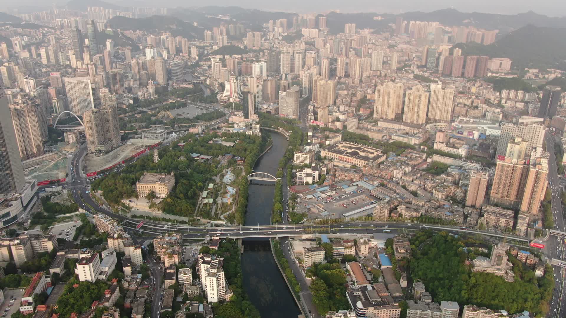 贵州贵阳城市高架桥交通航拍视频的预览图