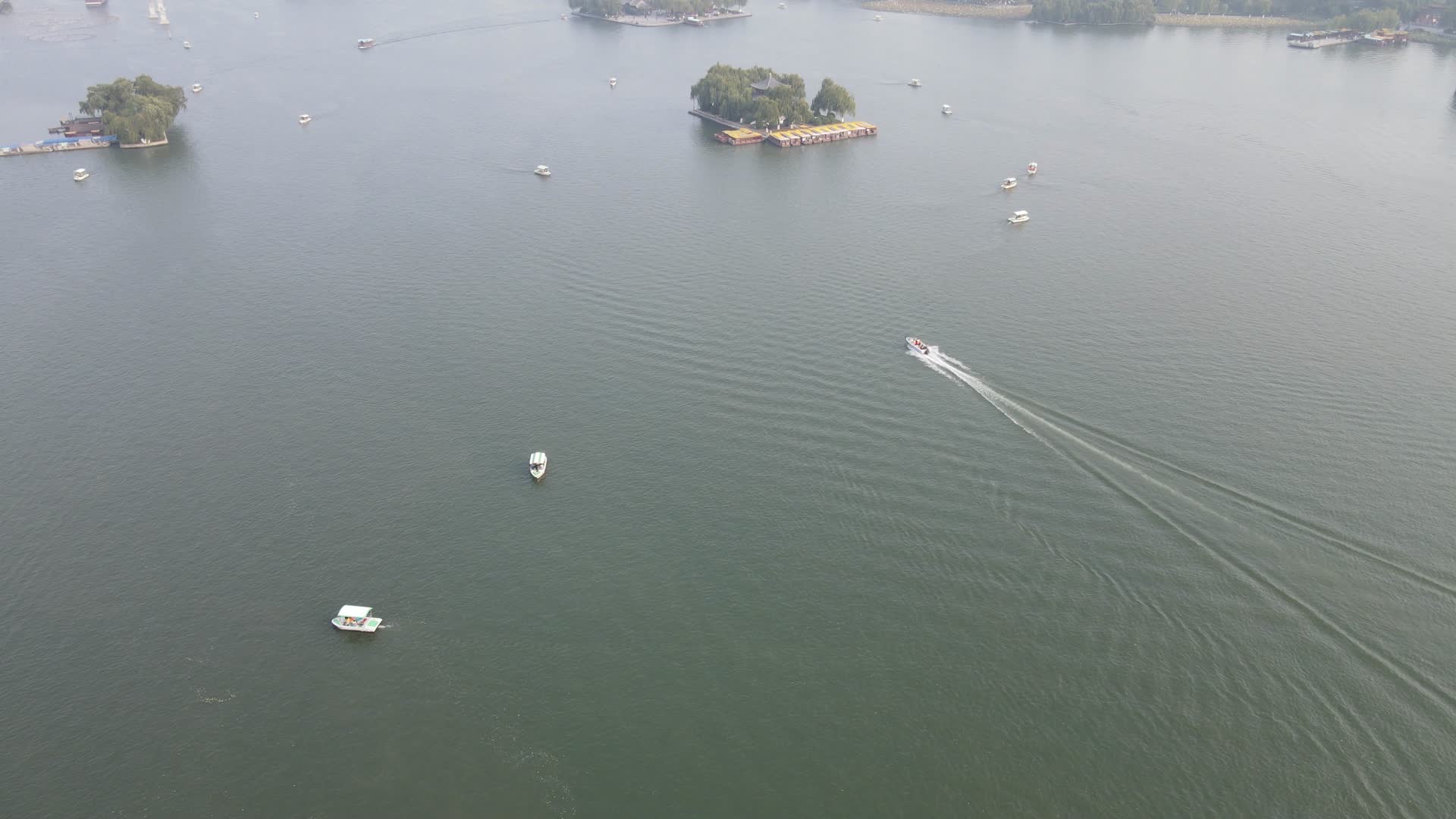 航拍湖面游船踏青视频的预览图