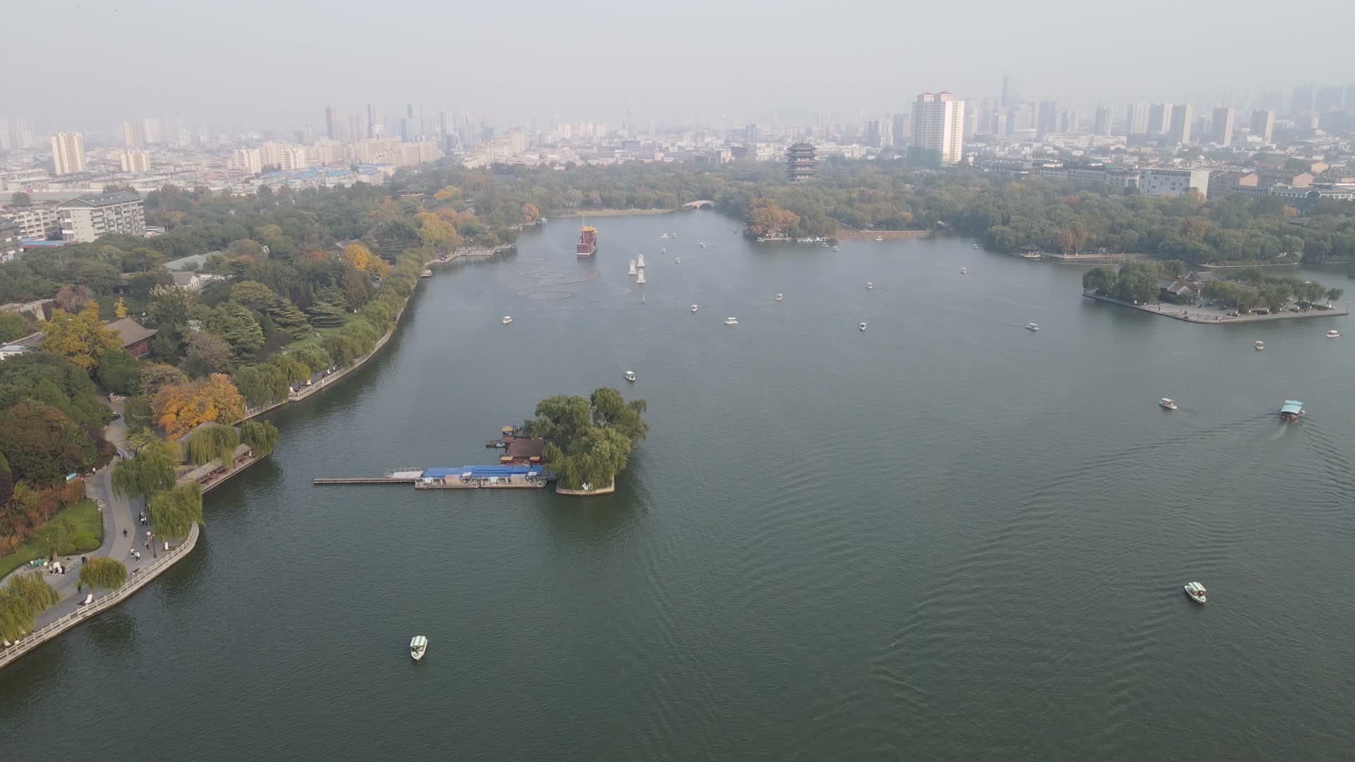 航拍山东济南大明湖5A景区视频的预览图
