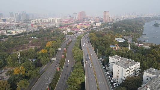 航拍山东济南城市交通视频的预览图