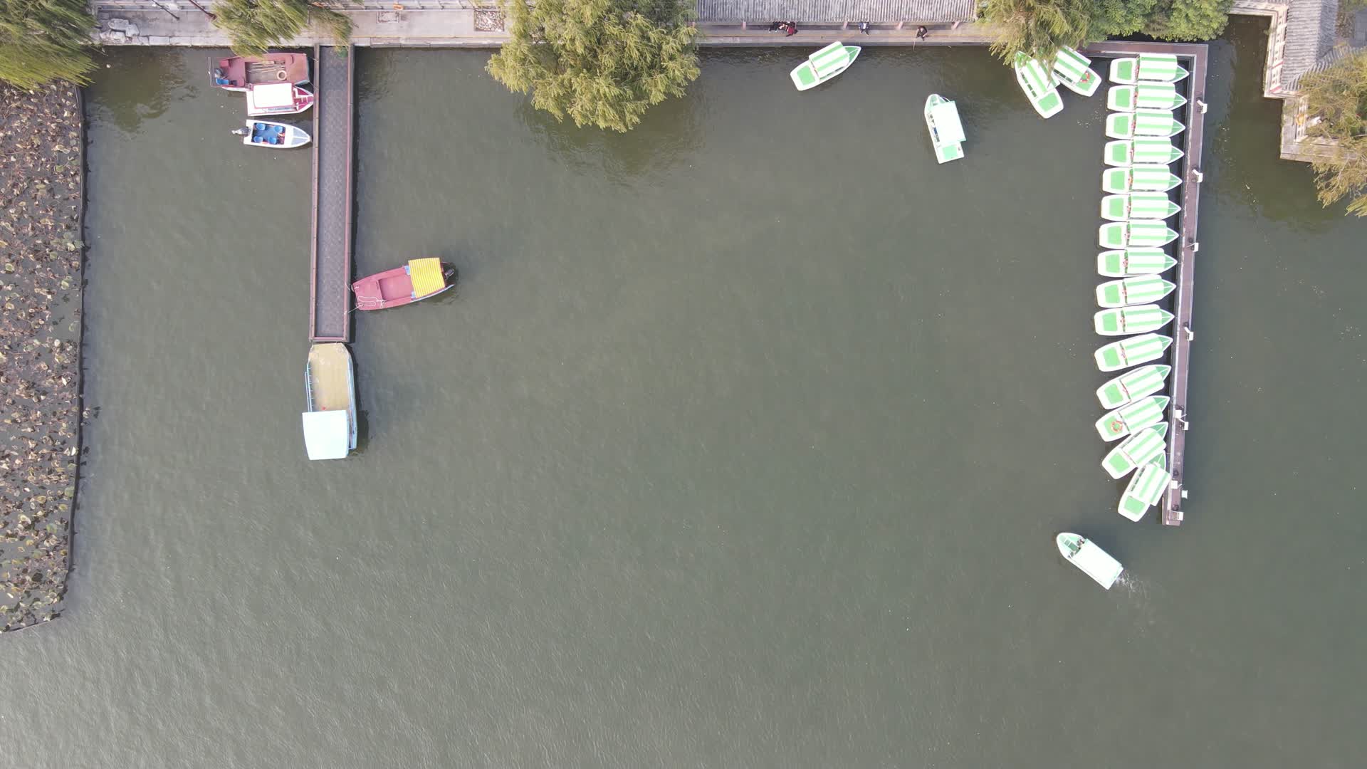 俯拍湖边游船视频的预览图