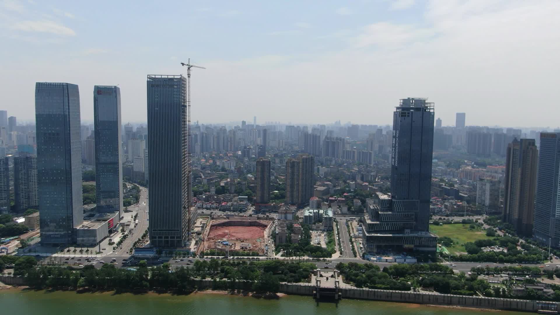 湖南长沙湘江高楼建筑航拍视频的预览图