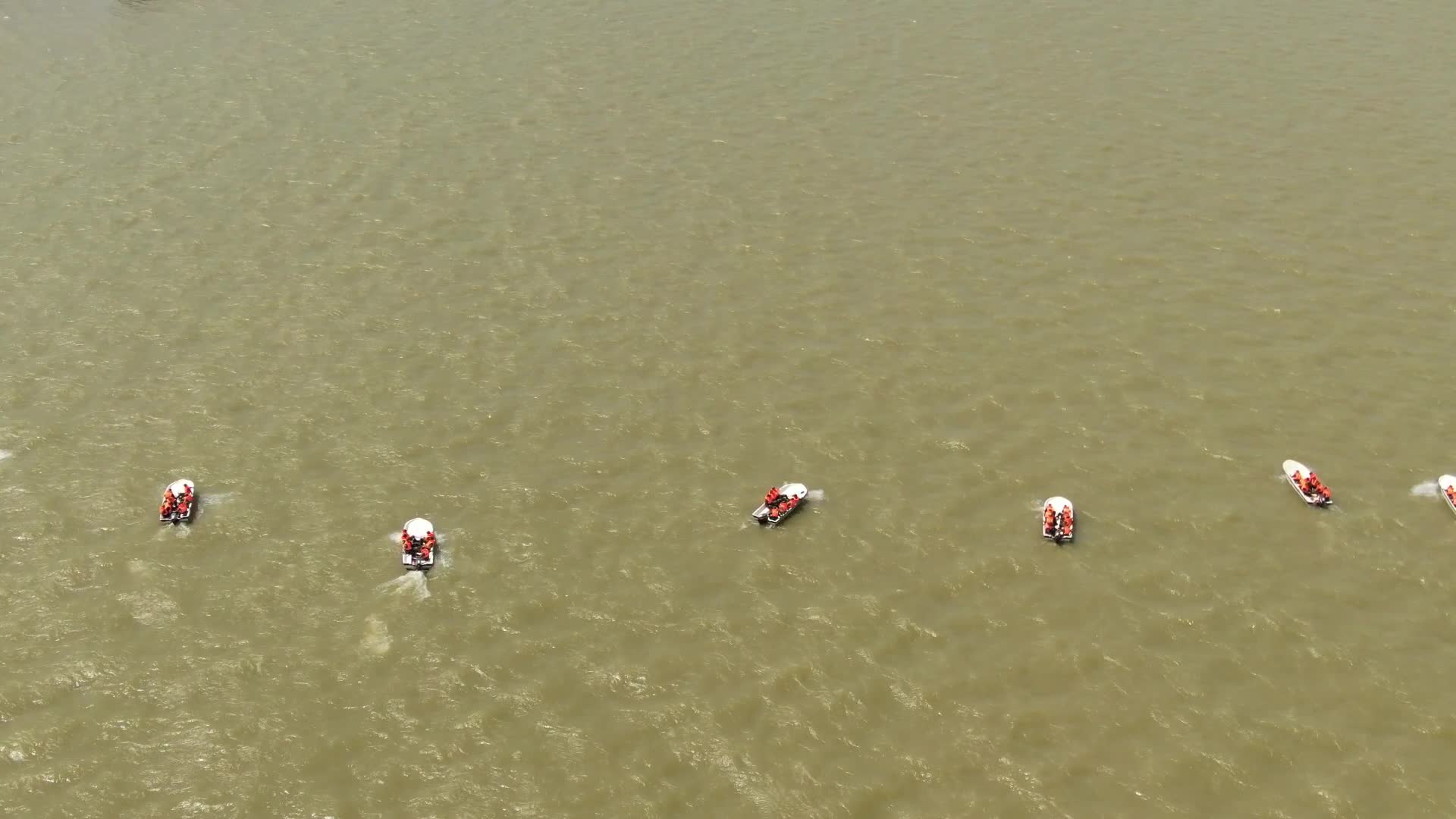 航拍汛期抗洪演练视频的预览图