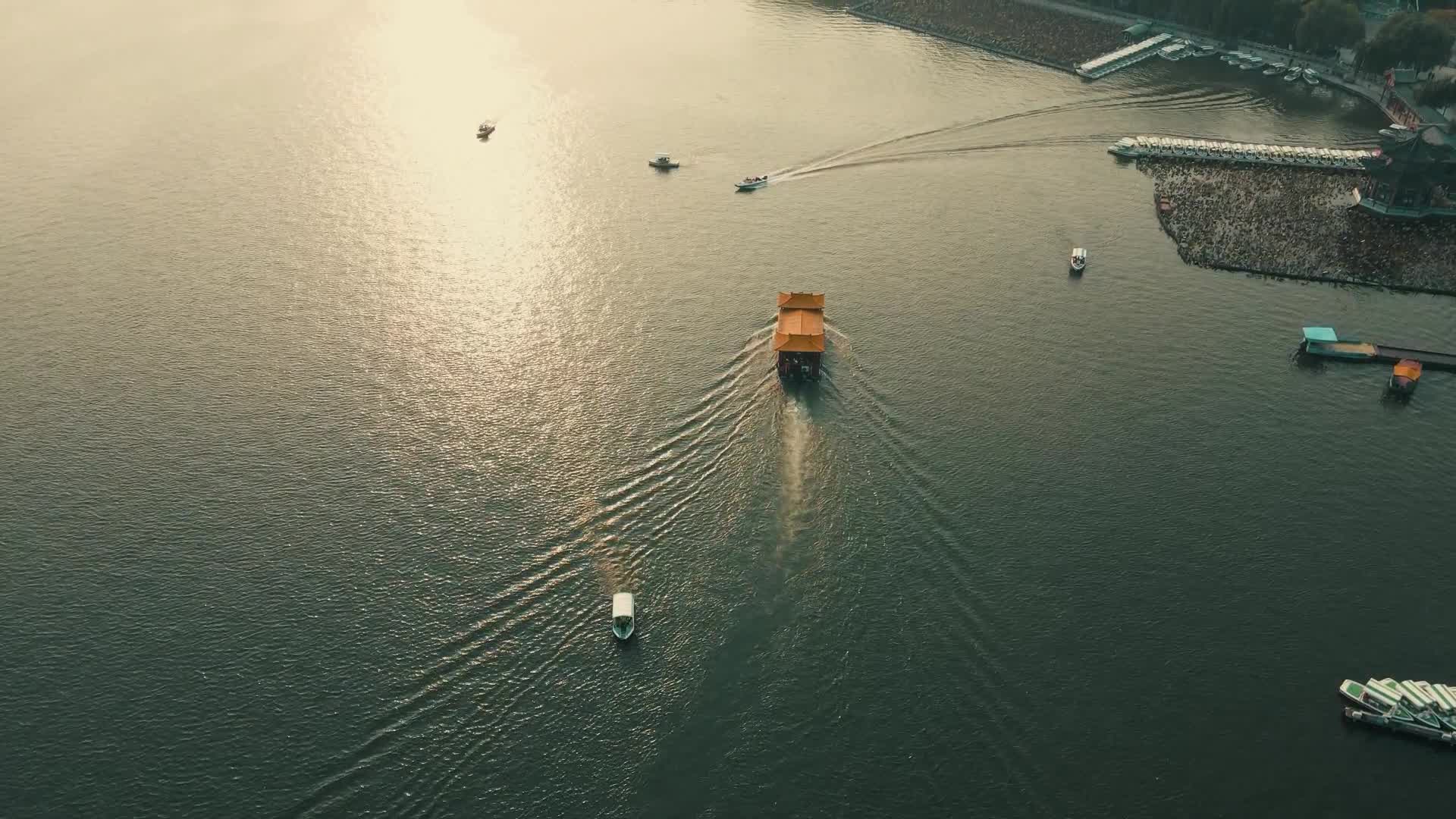 航拍湖面行驶船只视频的预览图
