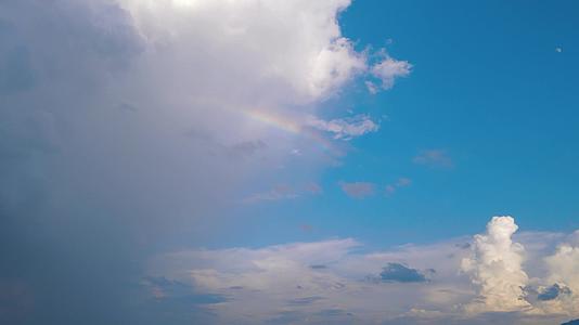 蓝天白云天空彩虹航拍视频的预览图