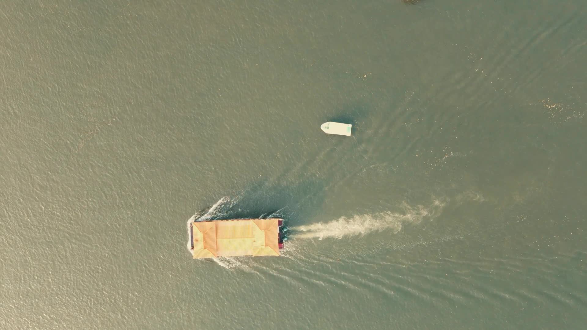 航拍湖面行驶船只视频的预览图