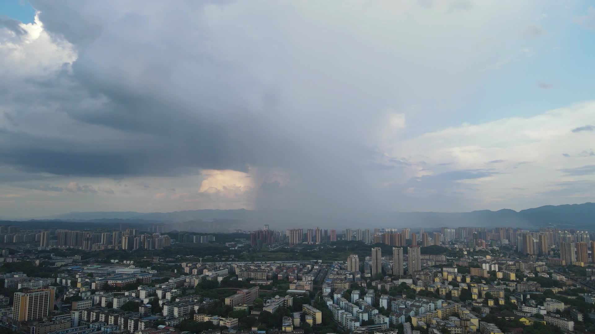 航拍城市局部暴雨雨季视频的预览图