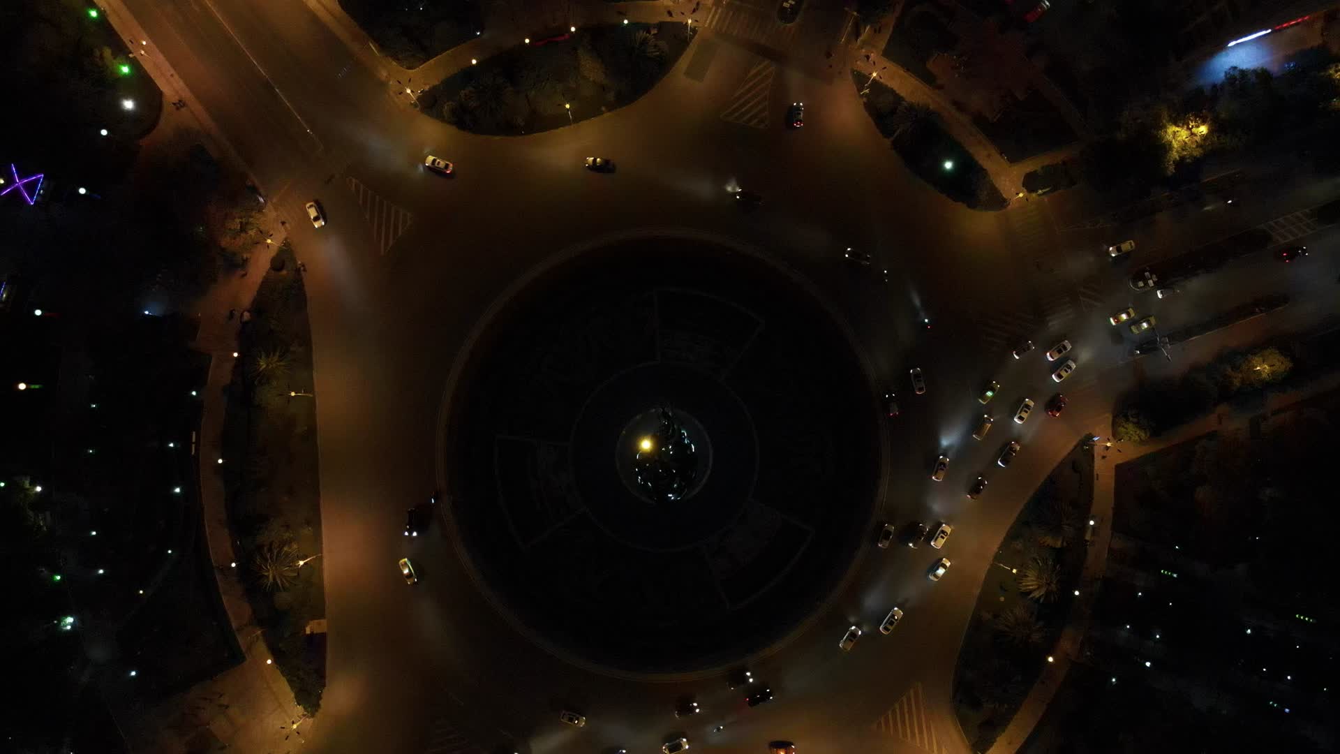 城市夜景交通转盘航拍视频的预览图