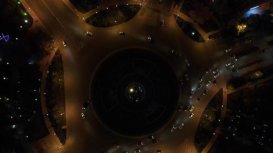 城市夜景交通转盘航拍视频的预览图