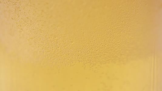 玻璃杯倒啤酒泡沫视频的预览图