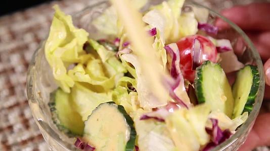 各种蔬菜搭配制作营养沙拉视频的预览图