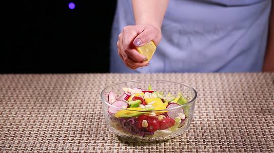 自制健康沙拉酱制作沙拉视频的预览图