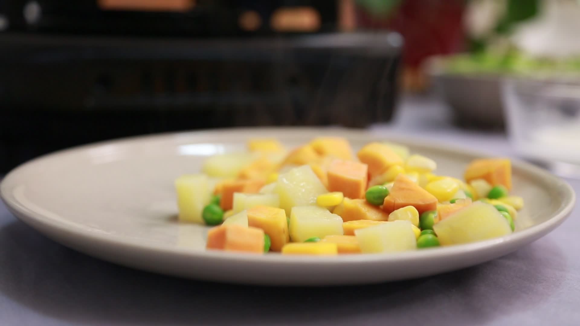 清水焯时蔬蔬菜丁视频的预览图