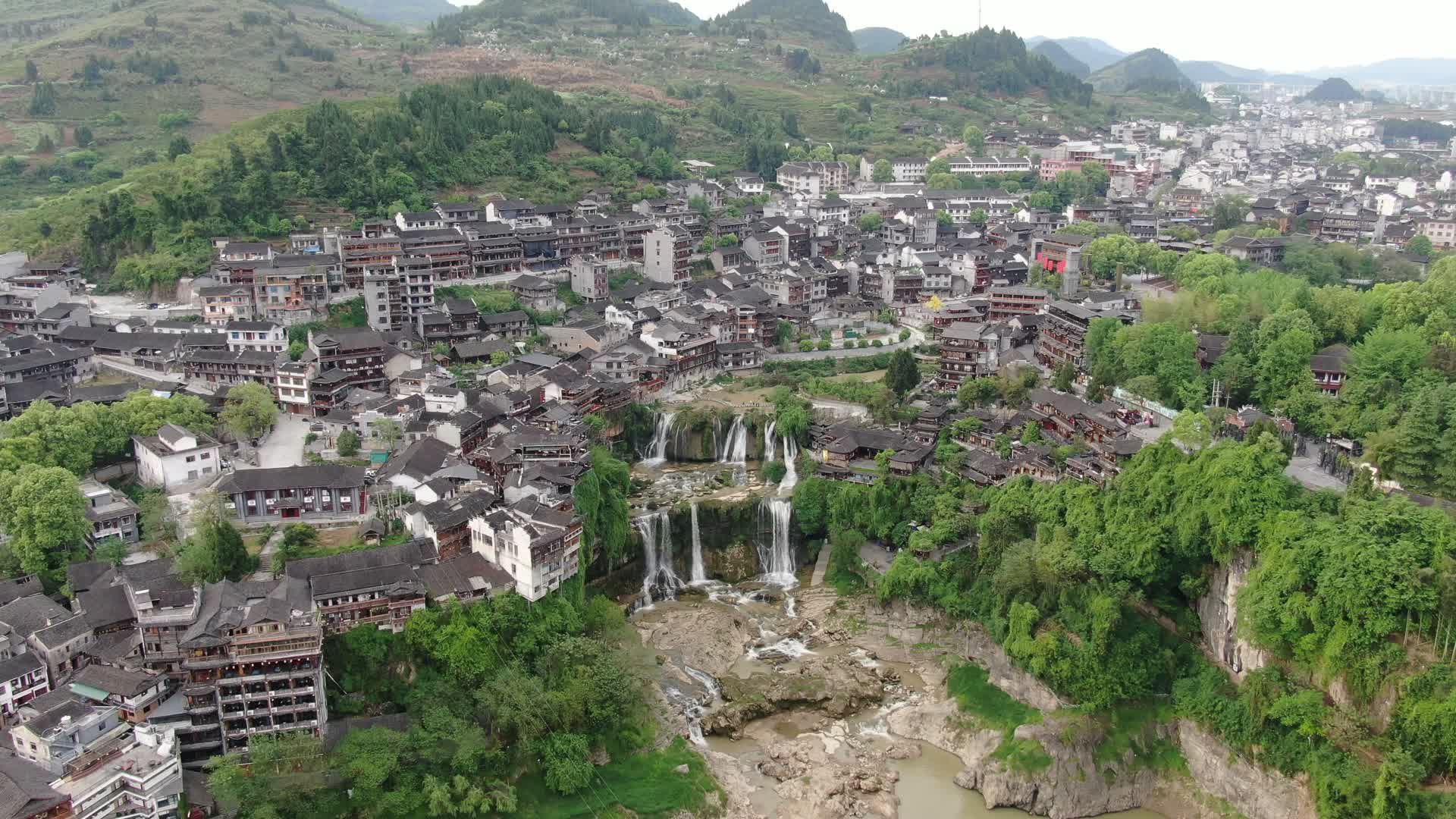 湖南芙蓉镇悬崖上的古镇全景航拍视频的预览图