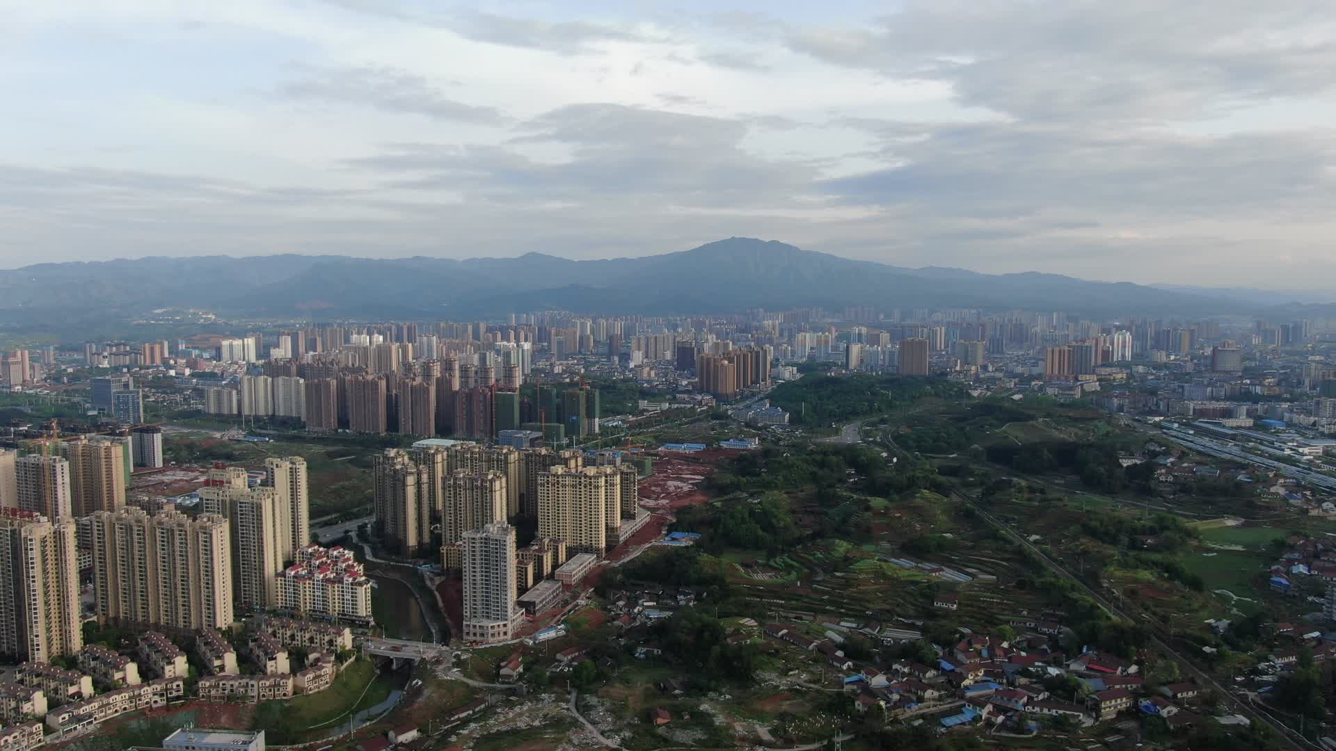 航拍湖南湘西城市风光视频的预览图