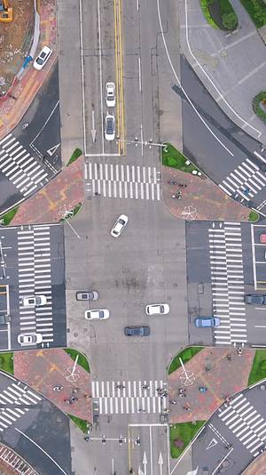 福建漳州城市十字交叉路交通竖屏航拍视频的预览图