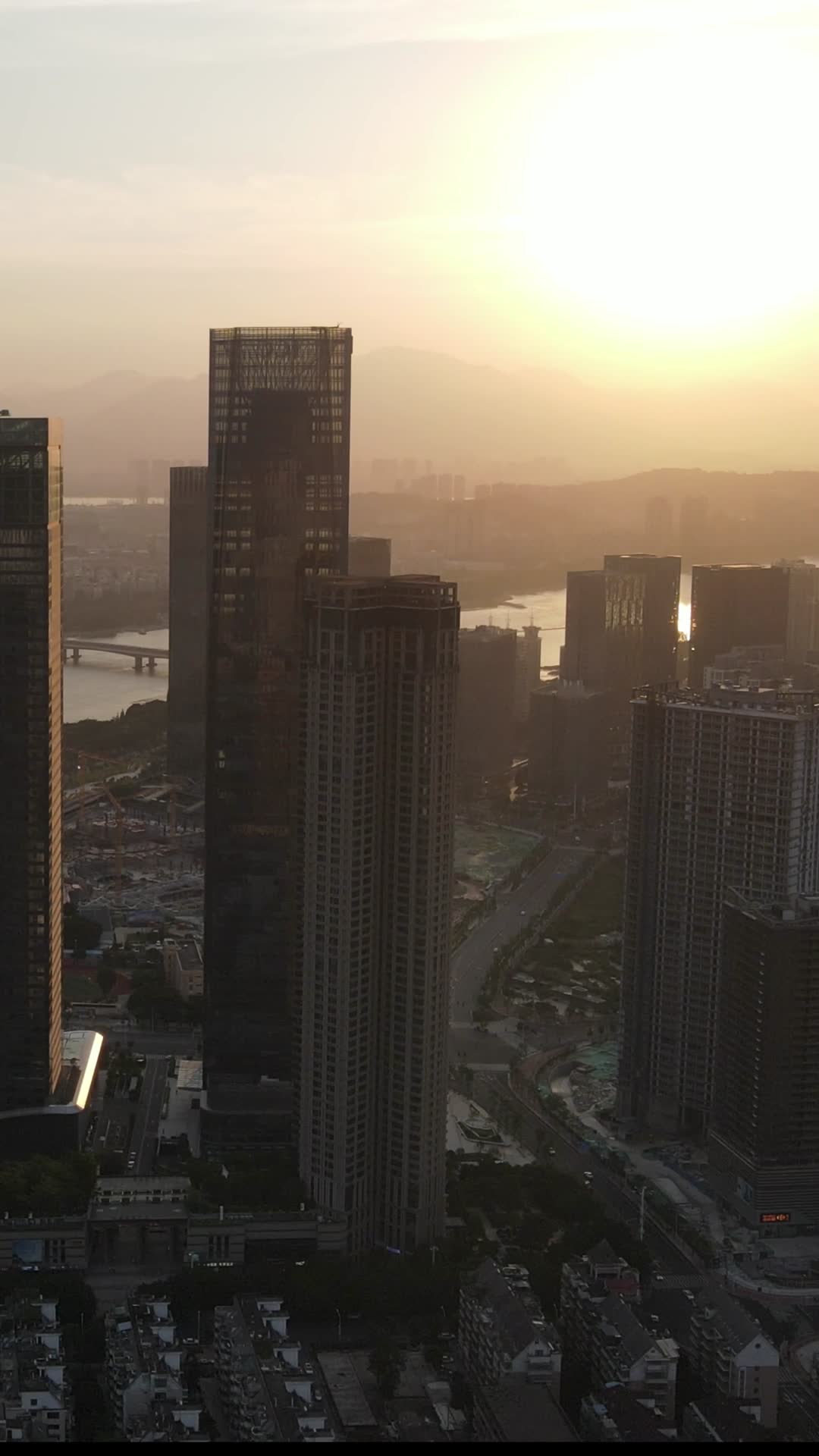 城市高楼日落晚霞竖屏航拍视频的预览图
