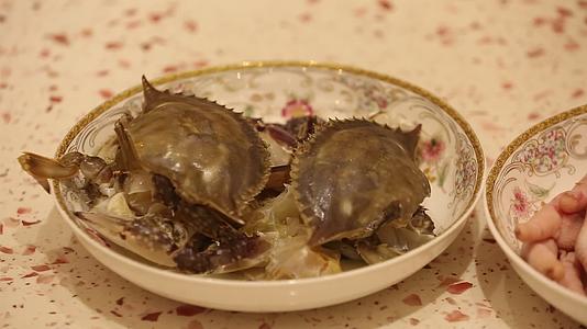 鲜虾螃蟹蔬菜时蔬制作肉蟹煲海鲜锅食材视频的预览图