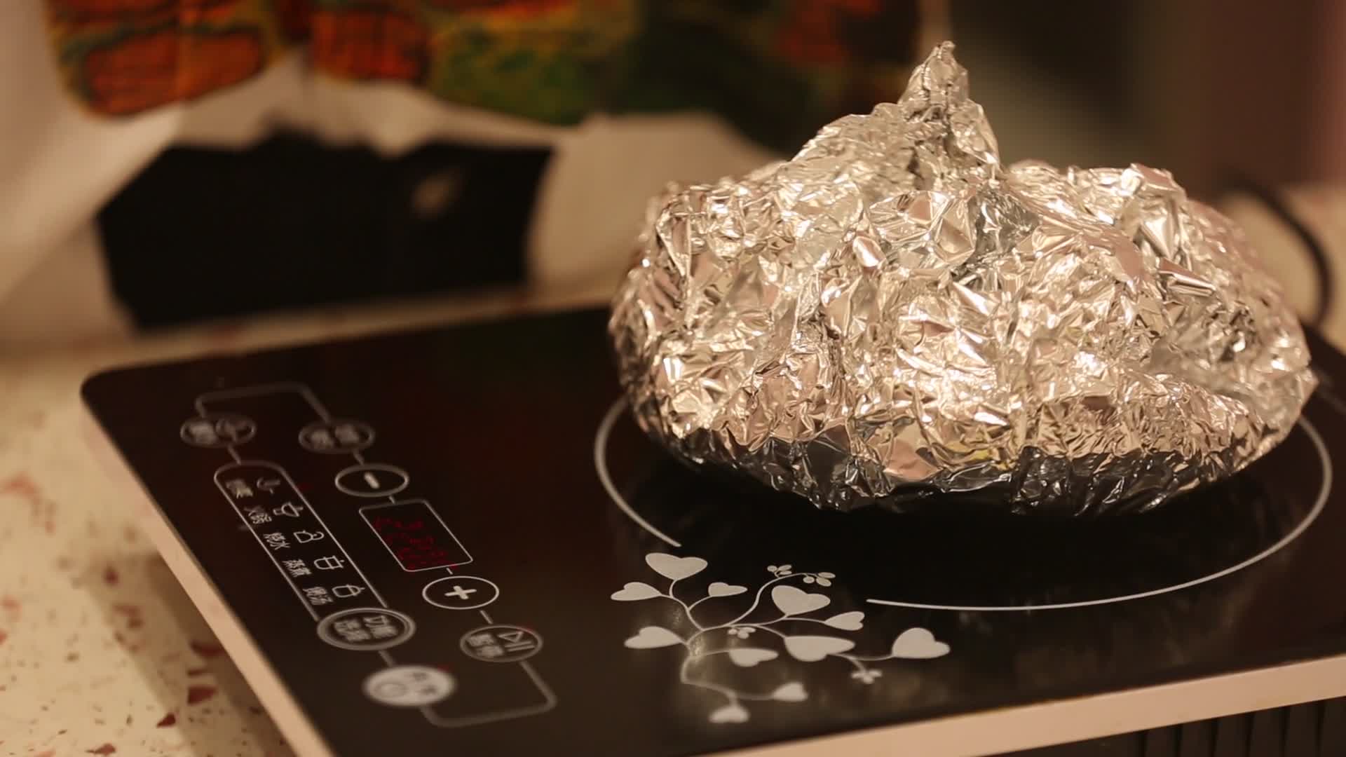 锡纸包裹食材用电磁炉加热视频的预览图