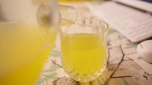玻璃杯倒果汁喝果汁橙汁菠萝汁芒果汁黄色果汁视频的预览图