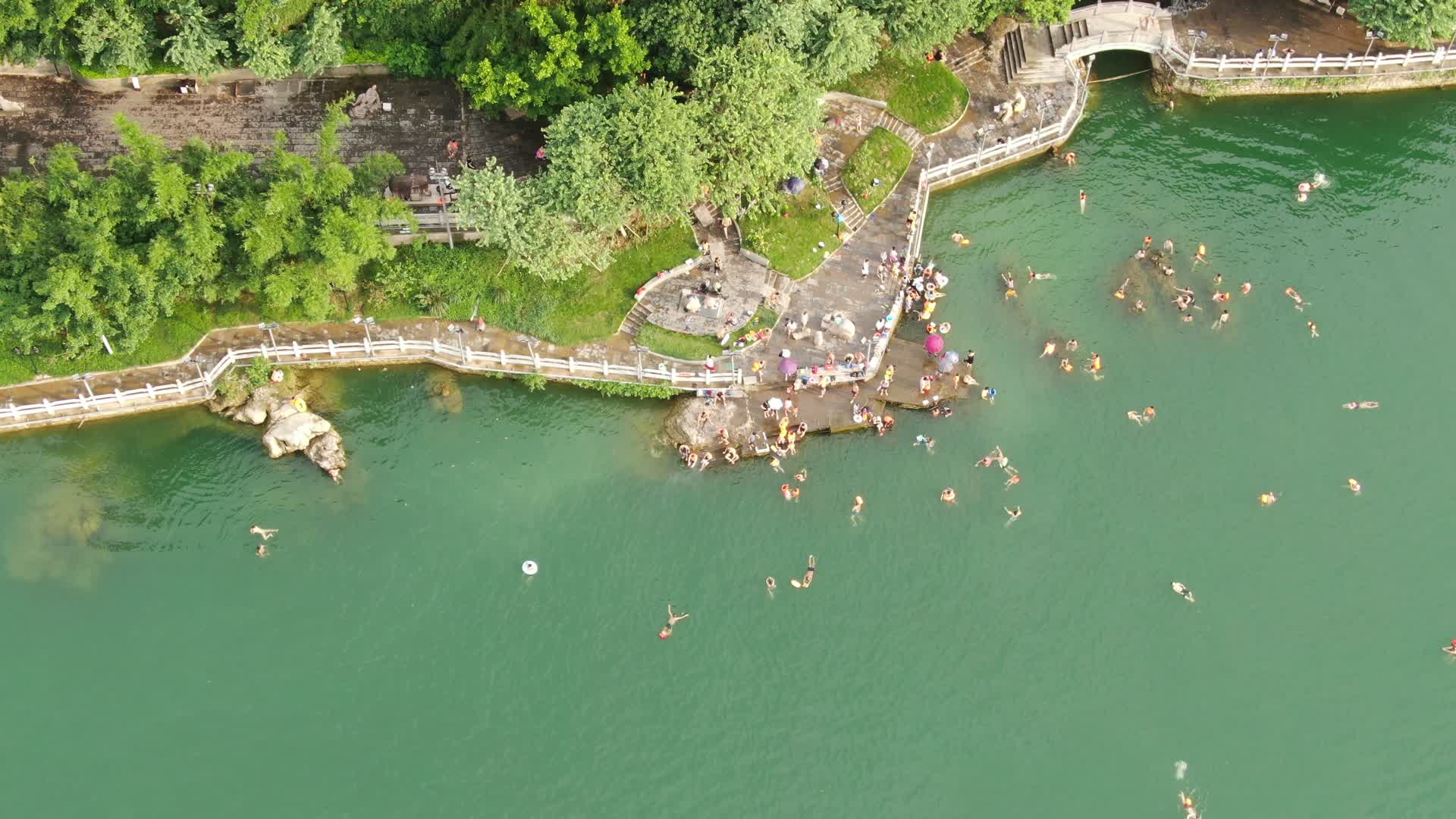 航拍河边游泳锻炼人员视频的预览图