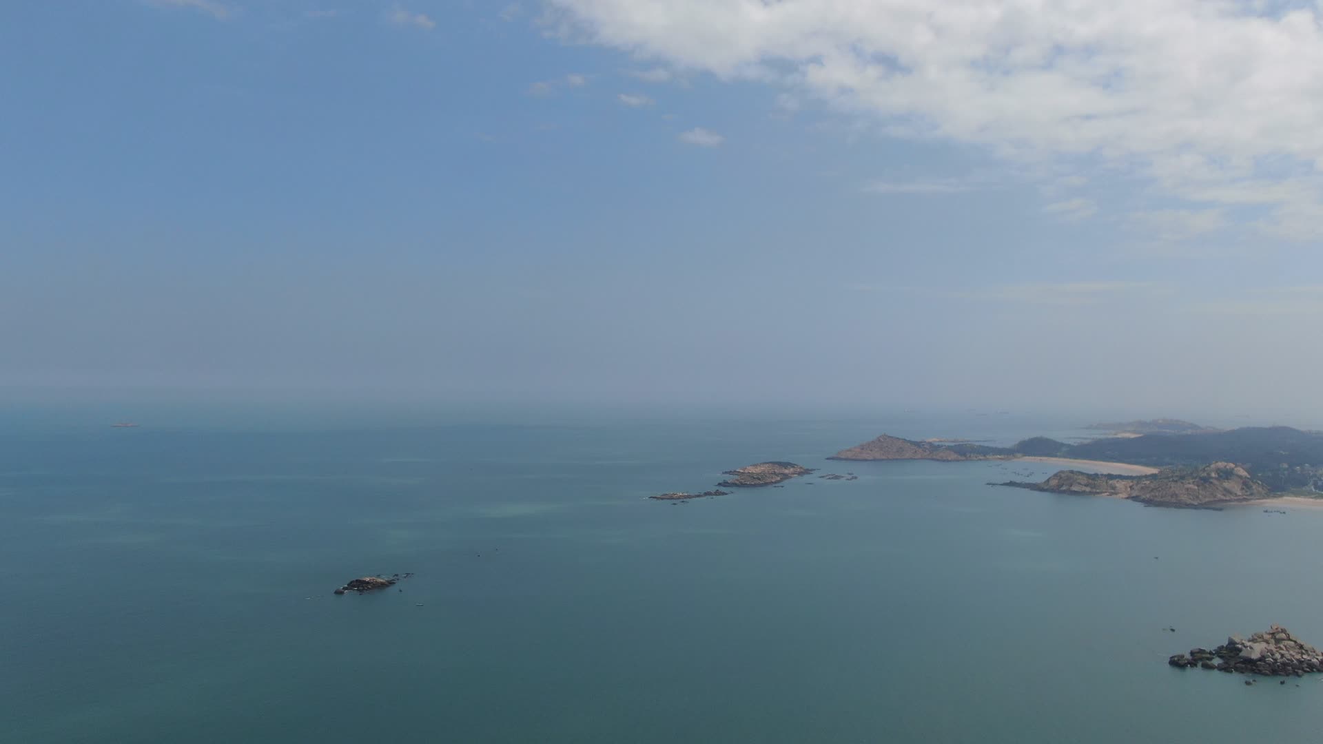 航拍一望无际蓝色海洋视频的预览图