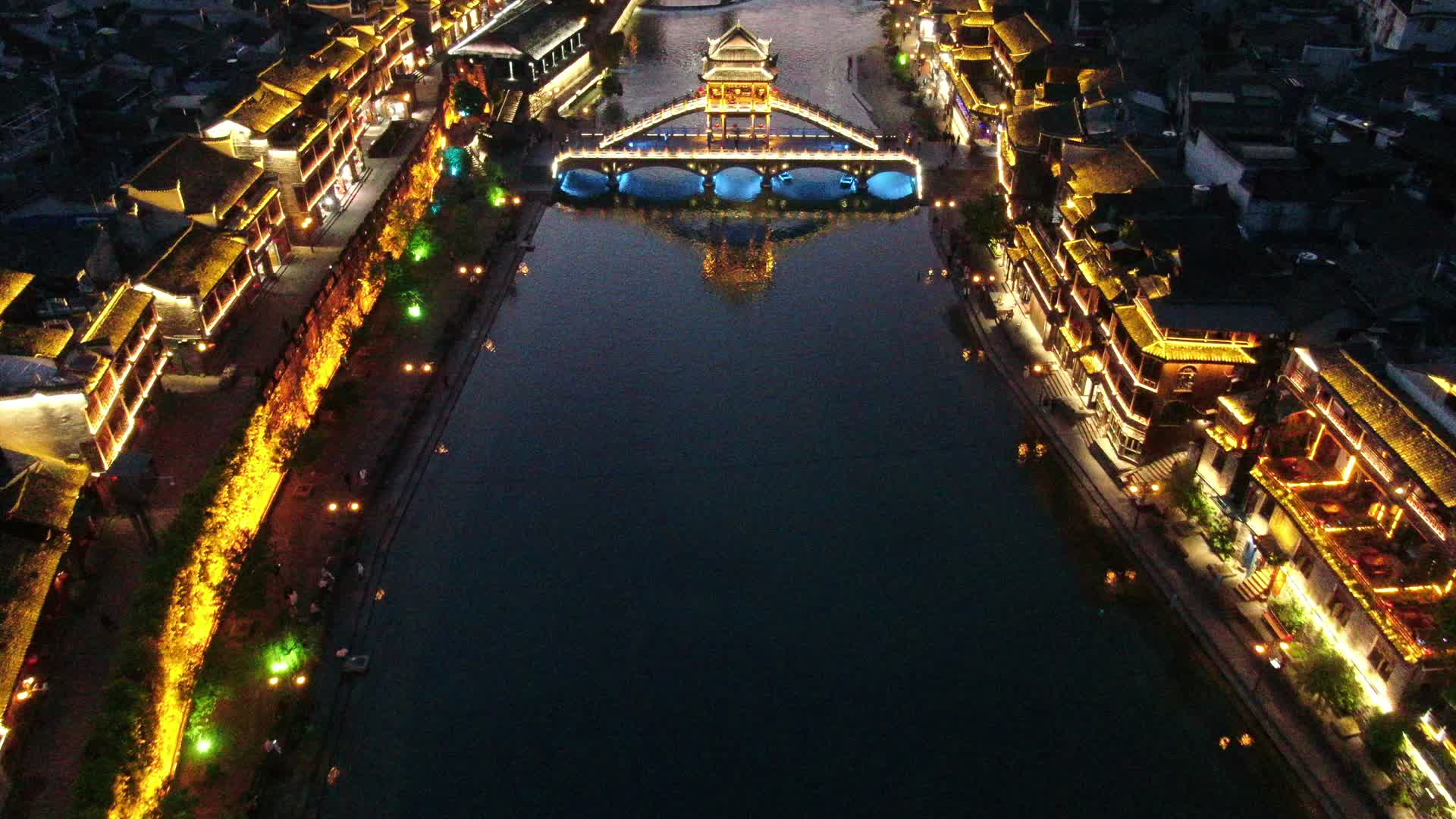 湖南湘西凤凰古城雪桥网红桥夜景航拍视频的预览图