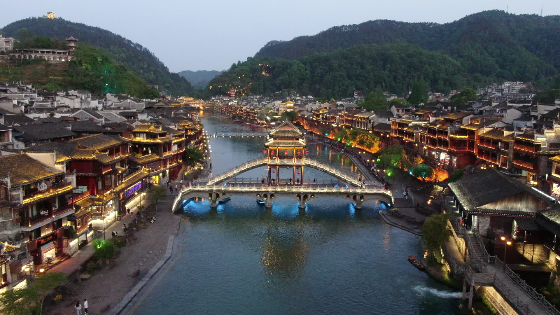 湖南湘西凤凰古城雪桥网红桥夜景航拍视频的预览图