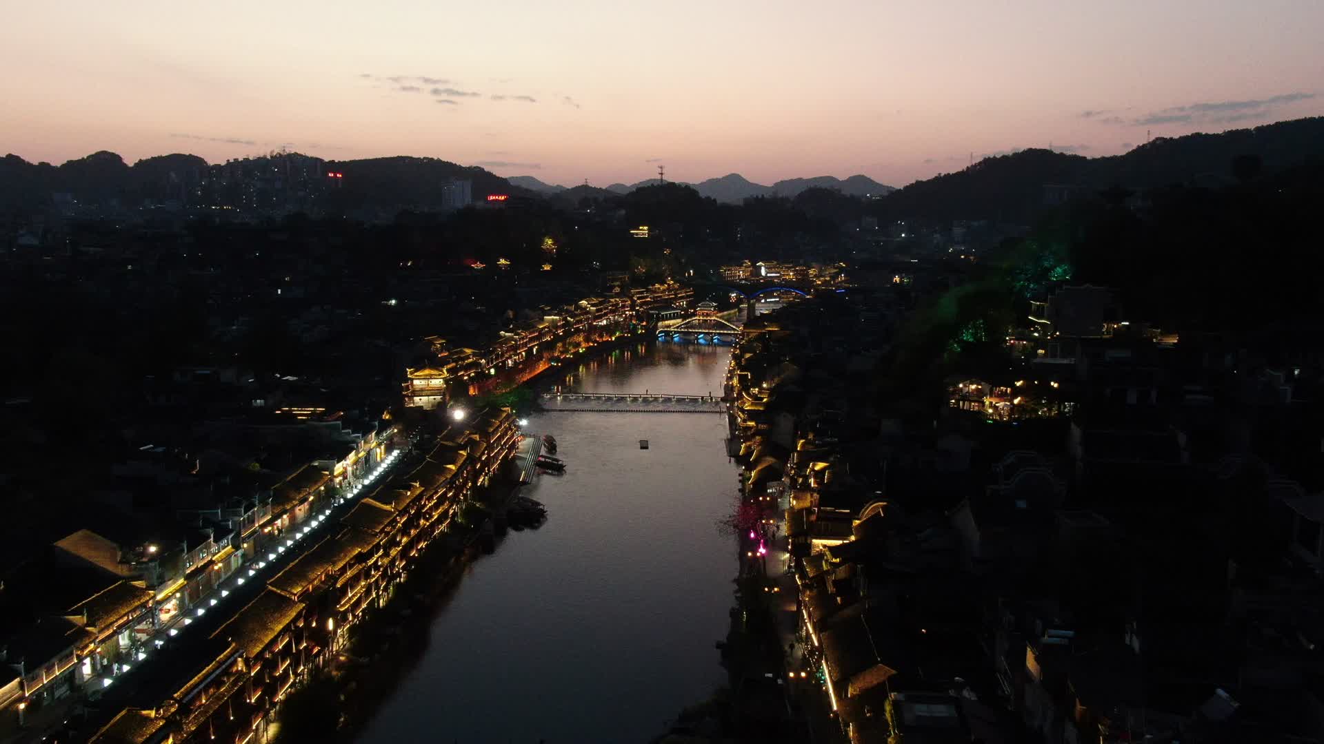航拍湖南湘西凤凰古城夜景视频的预览图