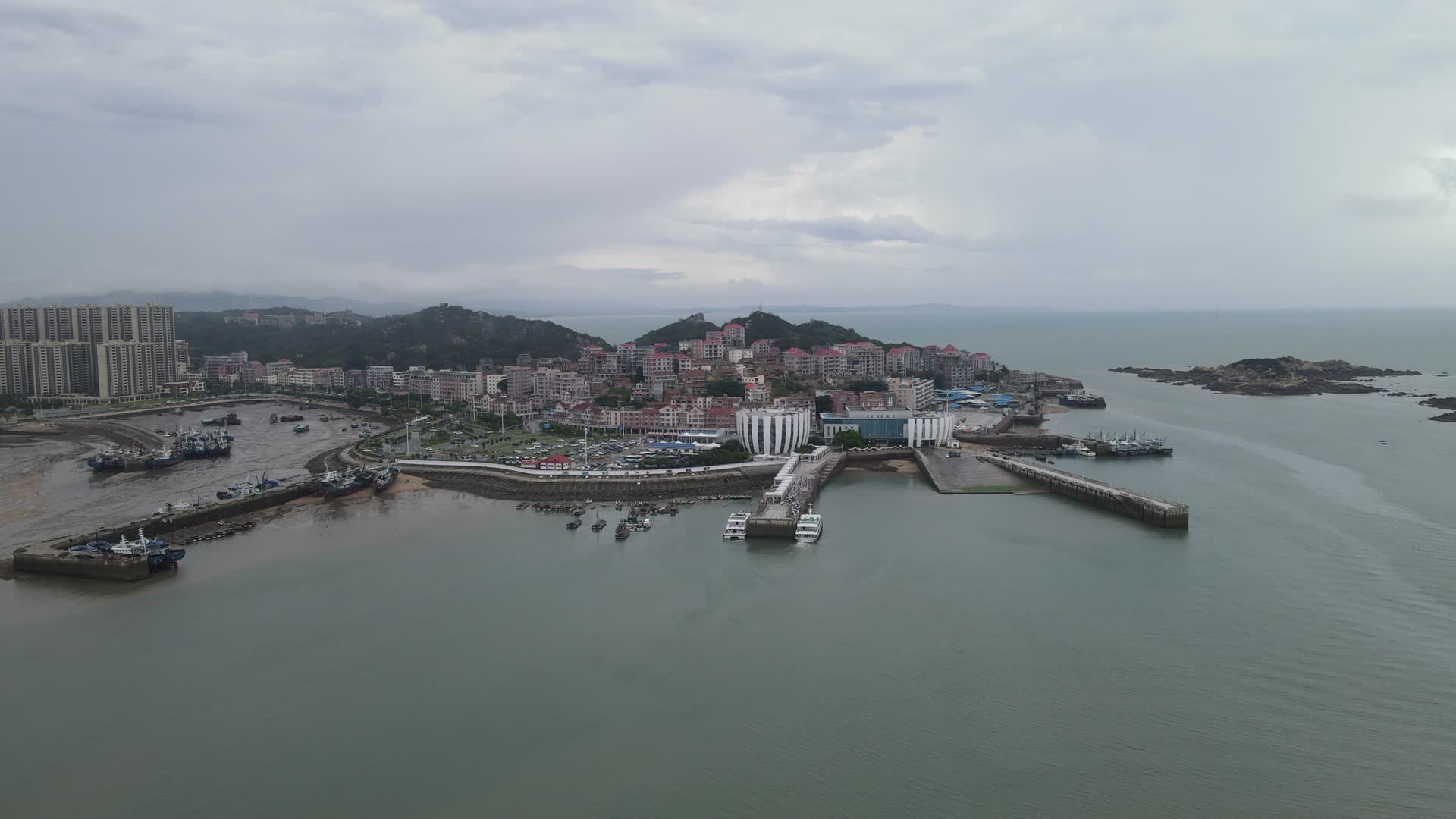 福建莆田文甲码头航拍视频的预览图