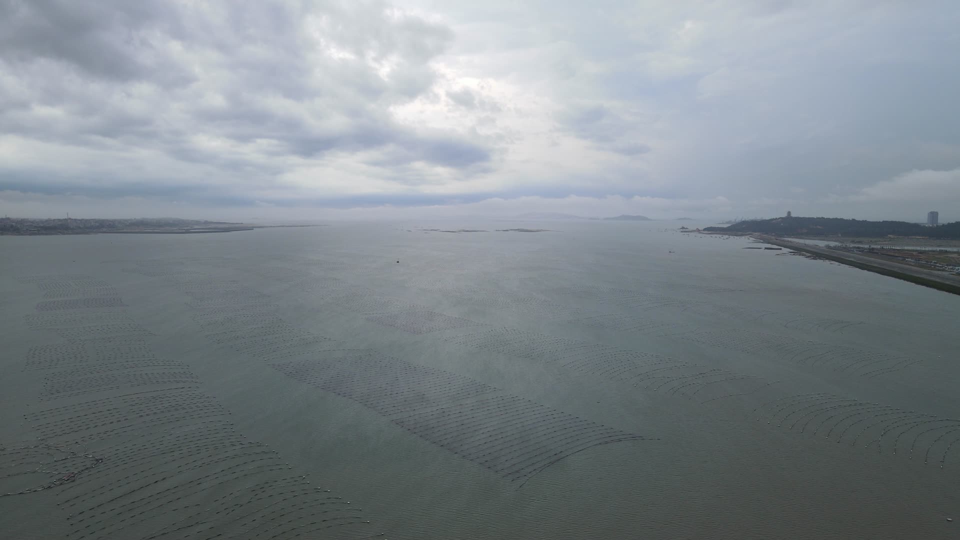 航拍海平面乌云暴雨来临视频的预览图