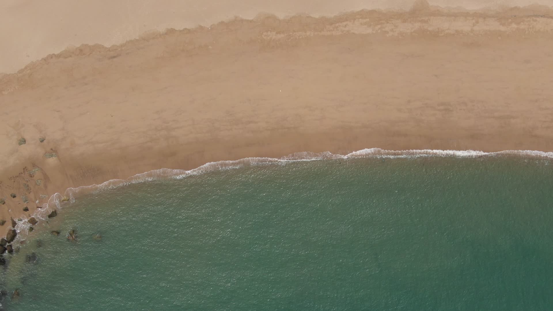 航拍大海海洋沙滩游船视频的预览图