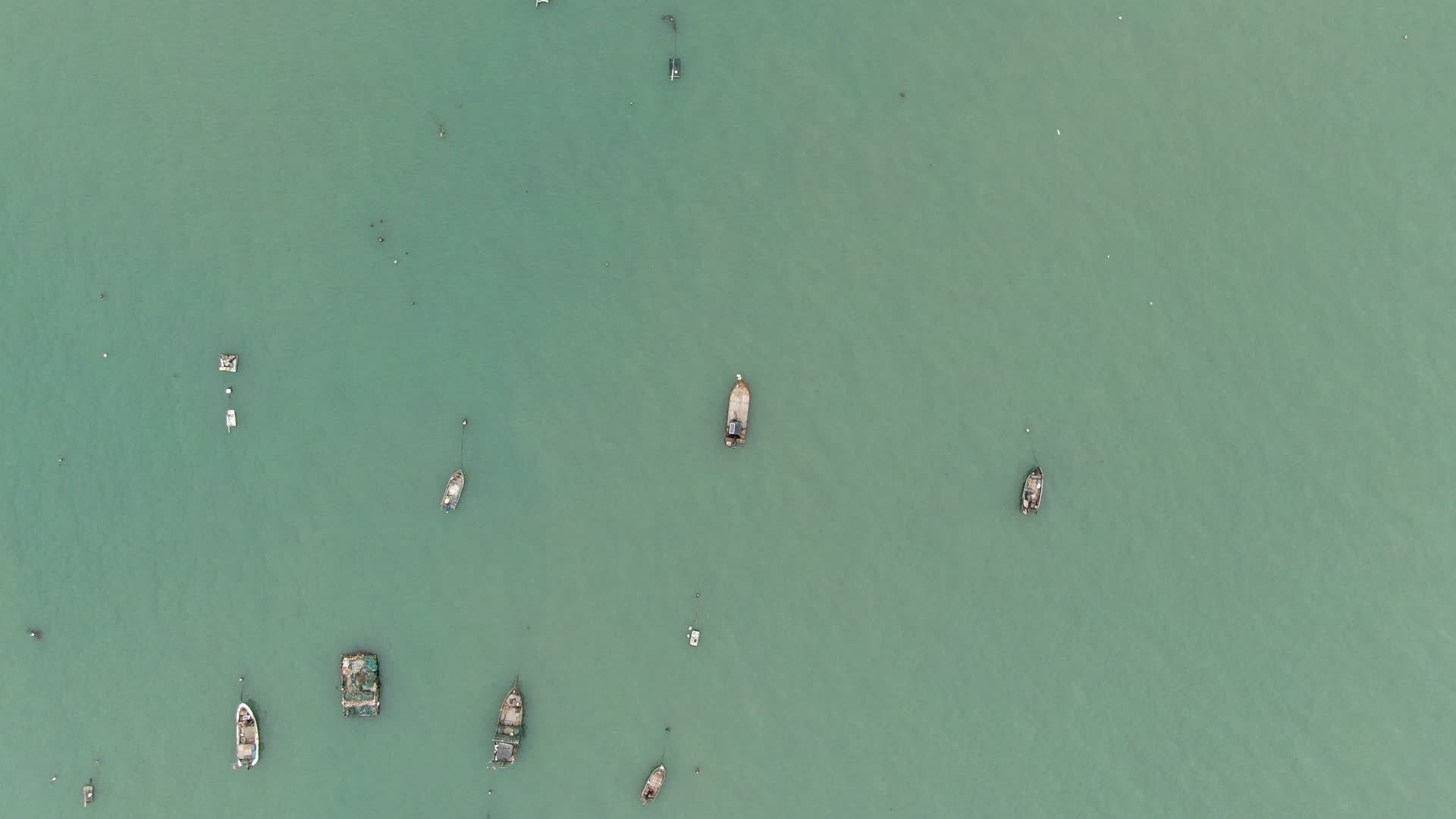 航拍大海海洋沙滩游船视频的预览图