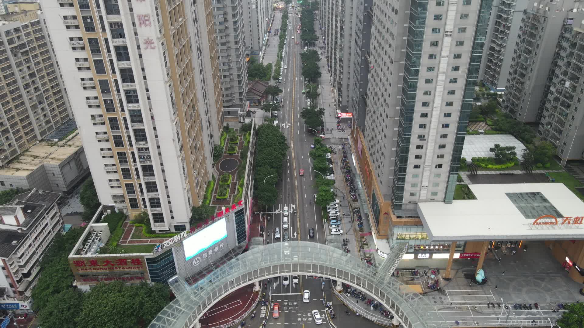 福建漳州城市交通人行天桥视频的预览图