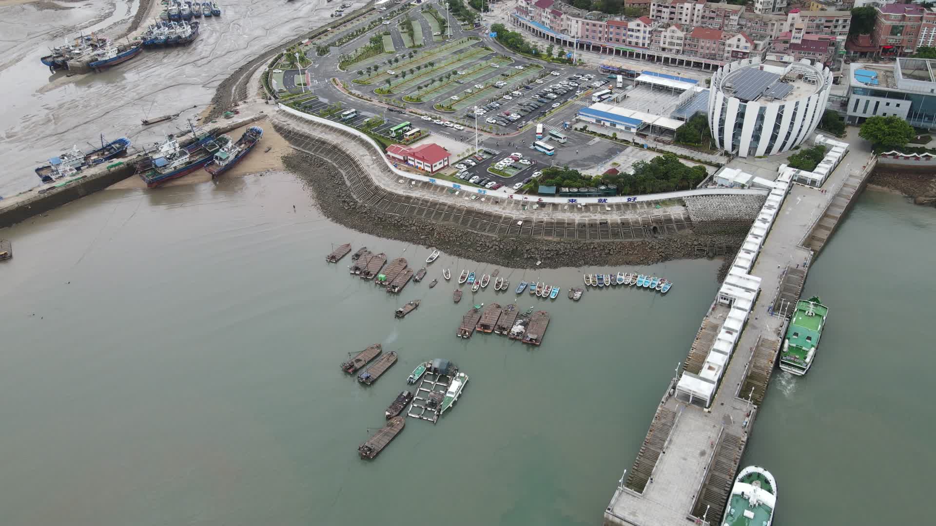 福建莆田湄洲岛码头航拍视频的预览图