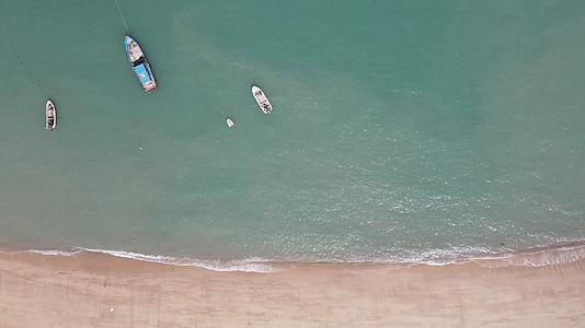 大海海洋海边沙滩游船渔船航拍视频的预览图