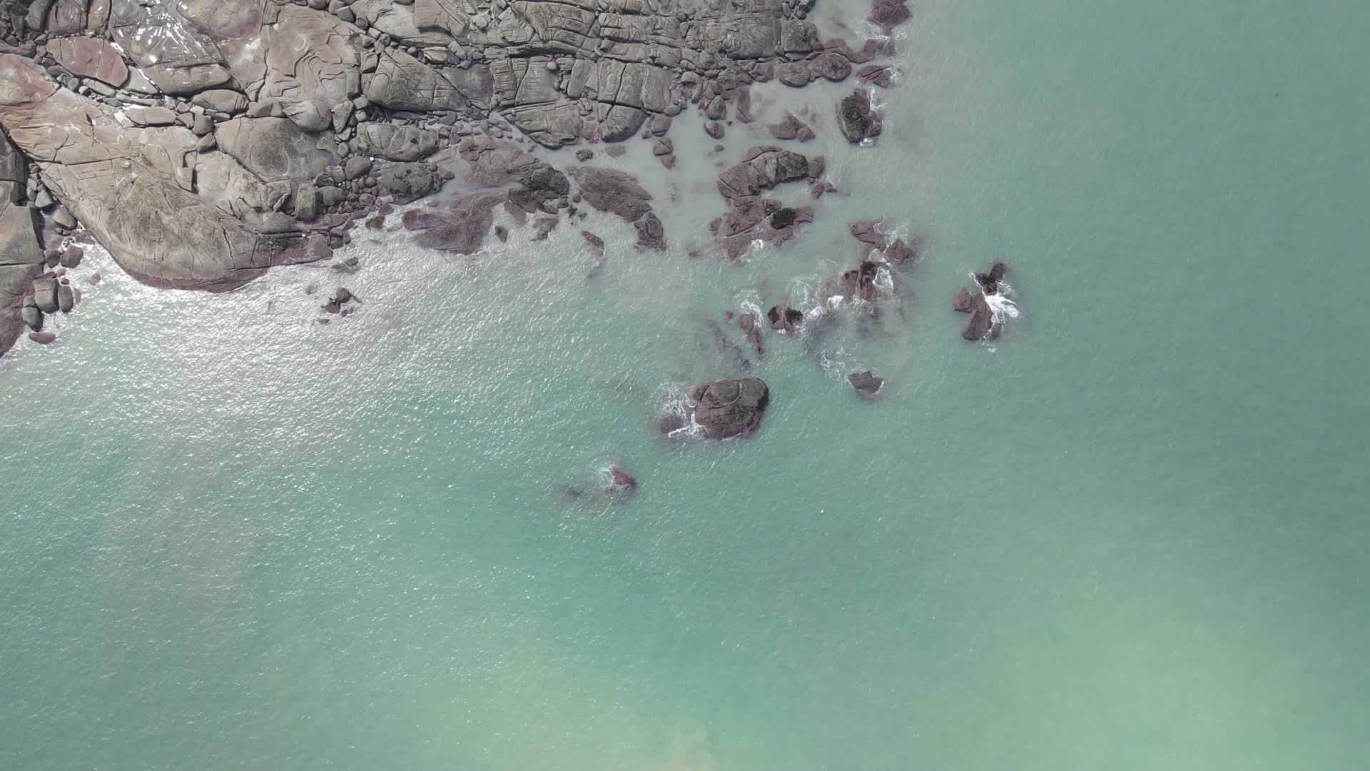 海边岛屿礁石沙滩航拍视频的预览图