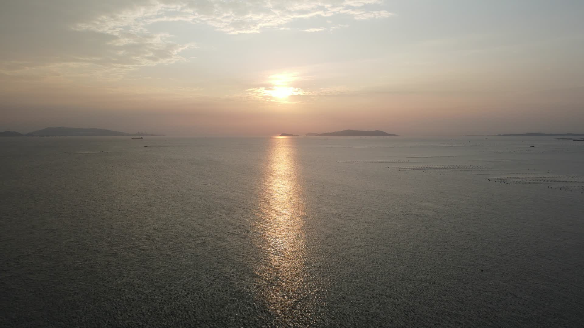 航拍海上日落晚霞夕阳西下视频的预览图