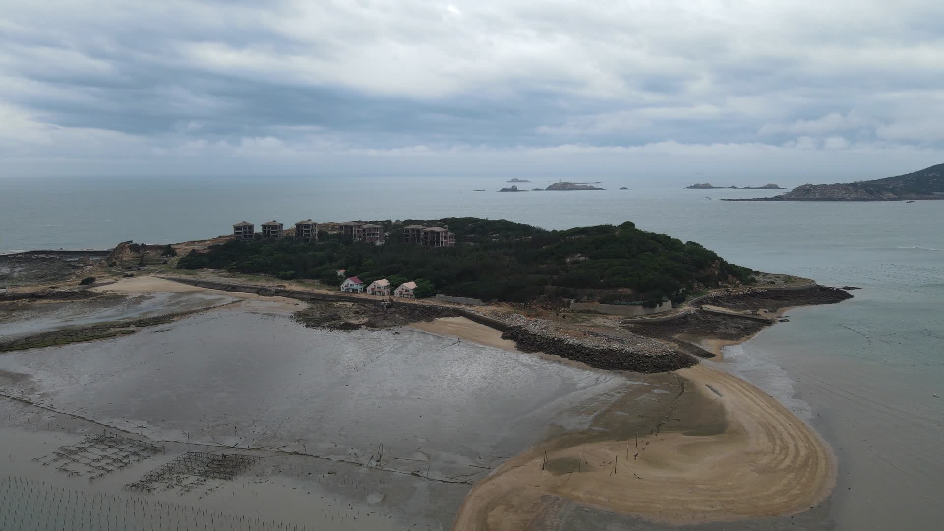 航拍海边岛屿退潮沙滩视频的预览图