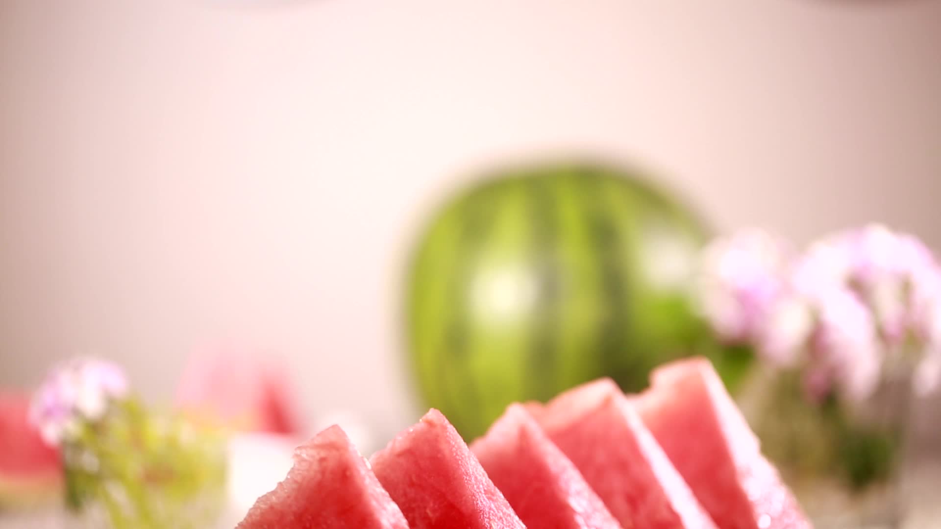 特写新鲜西瓜美食养生绿色水果视频视频的预览图