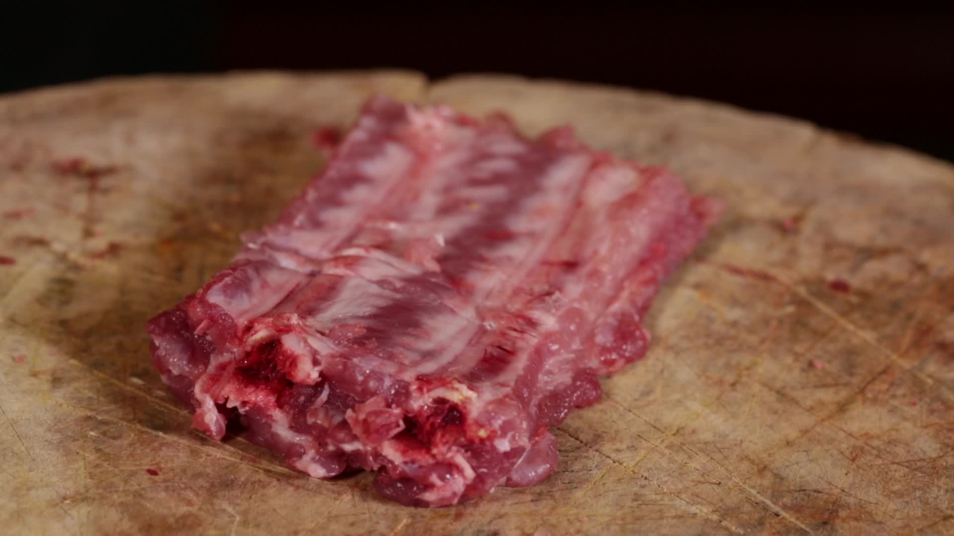 特写食材美食猪肉排骨剁段展示美食栏目视频视频的预览图