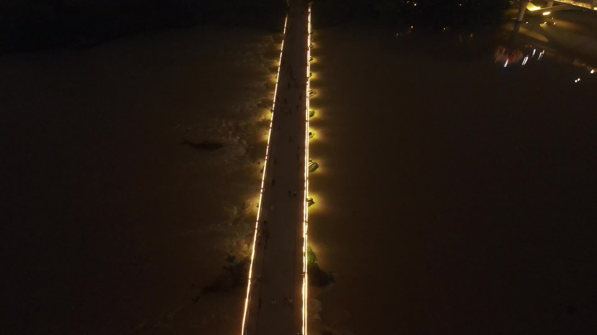 福建漳州南山桥夜景航拍视频的预览图