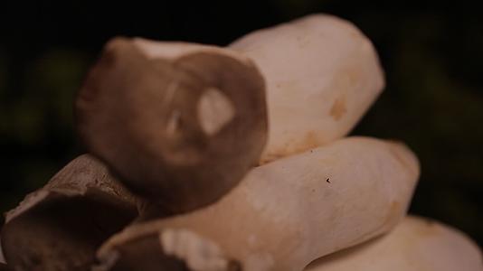 鸡腿蘑杏鲍菇视频的预览图